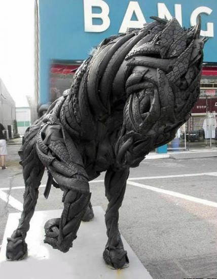 Скульптуры животных из старых покрышек