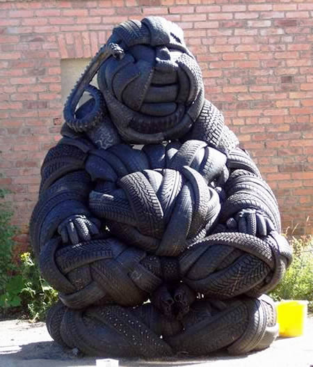 Скульптуры животных из старых покрышек